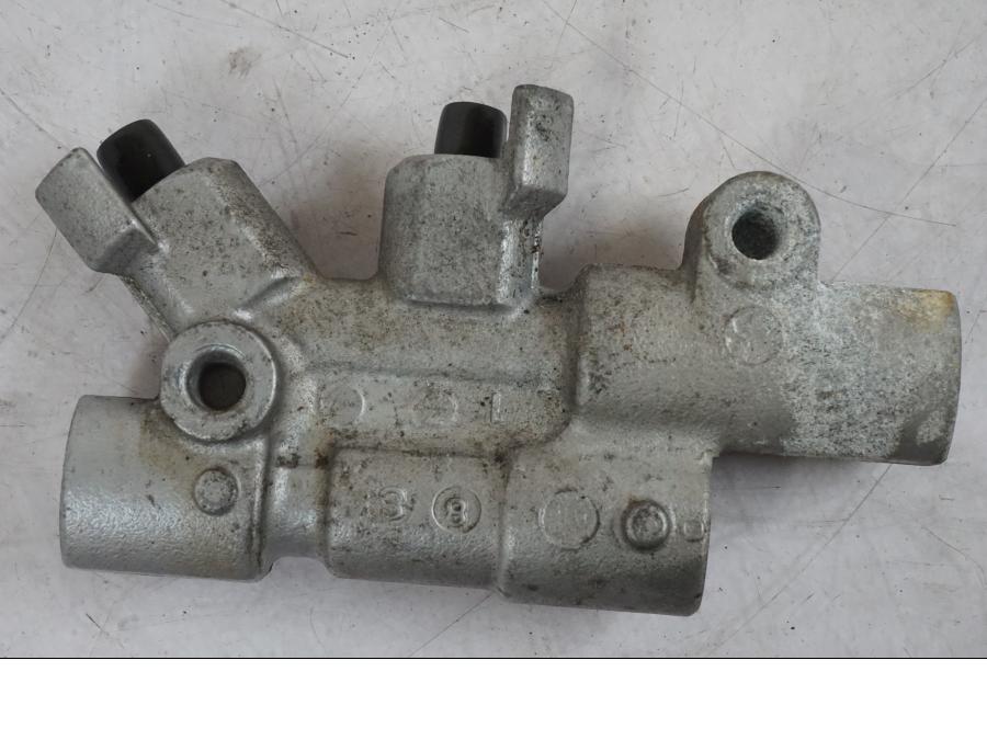 Snett uppifrån på Bromsfördelare från en Honda CBR 1000 F -1999 motorcykel.