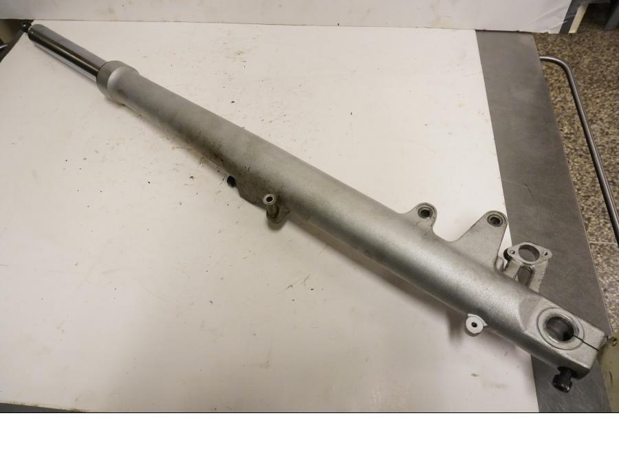 Snett nerifrån på Gaffelben från en BMW R 850 R -2004 motorcykel.