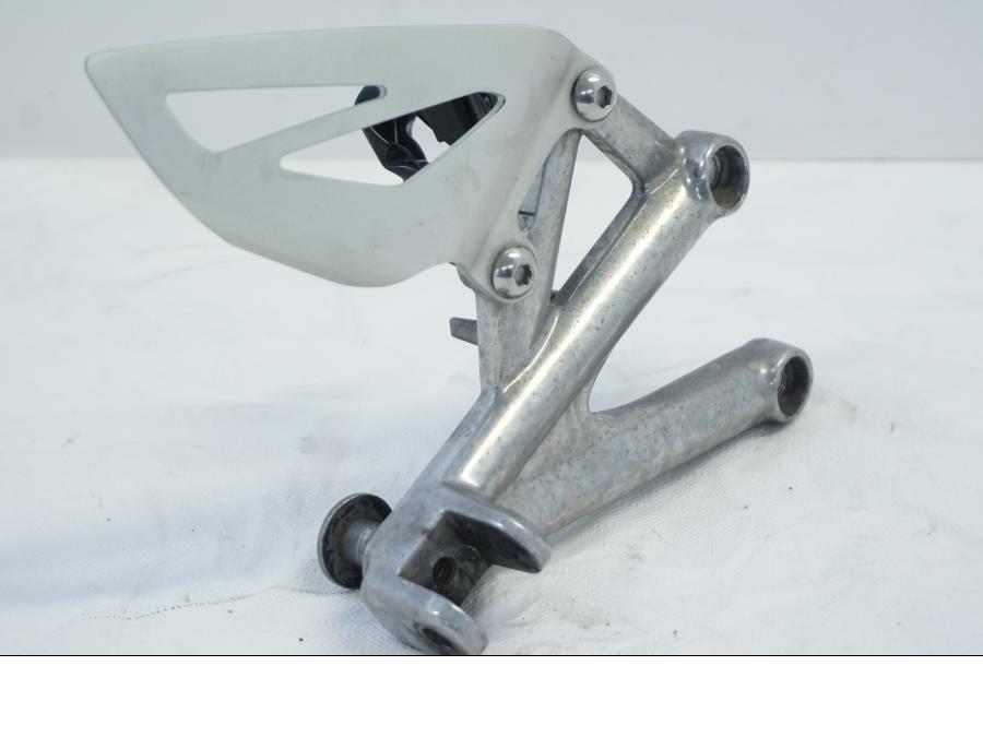 Höger sida pÄ FotpinnefÀste frÄn en Triumph Daytona 675 -2010 motorcykel.