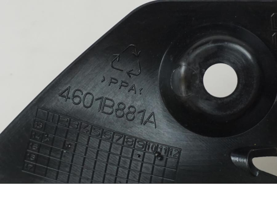 Snett uppifrån på Värmeskydd från en Ducati Monster 1200 -2019 motorcykel.