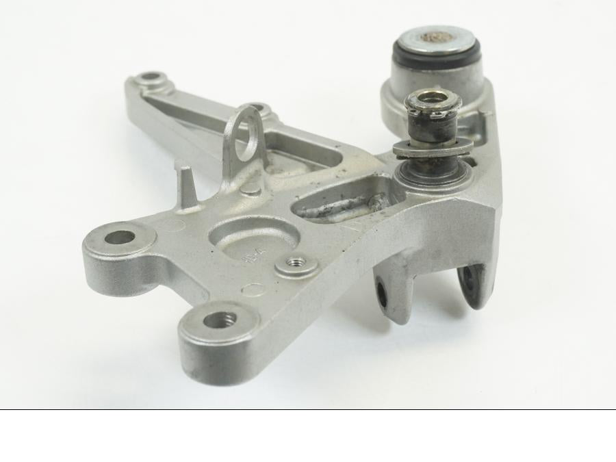 Höger sida pÄ FotpinnefÀste frÄn en Honda CBR 1000 RR -2010 motorcykel.