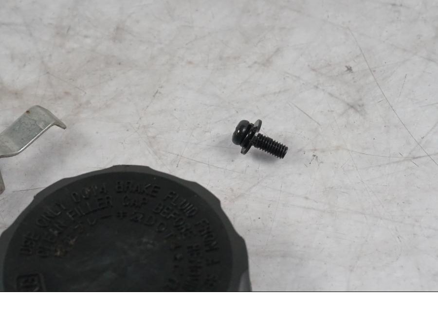 Vänster sida på Bromsvätske lock från en Yamaha MT-09 -2024 motorcykel.