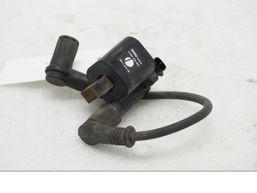 Framsidan pÄ TÀndspole frÄn en Ducati Monster 696 -2010 motorcykel.