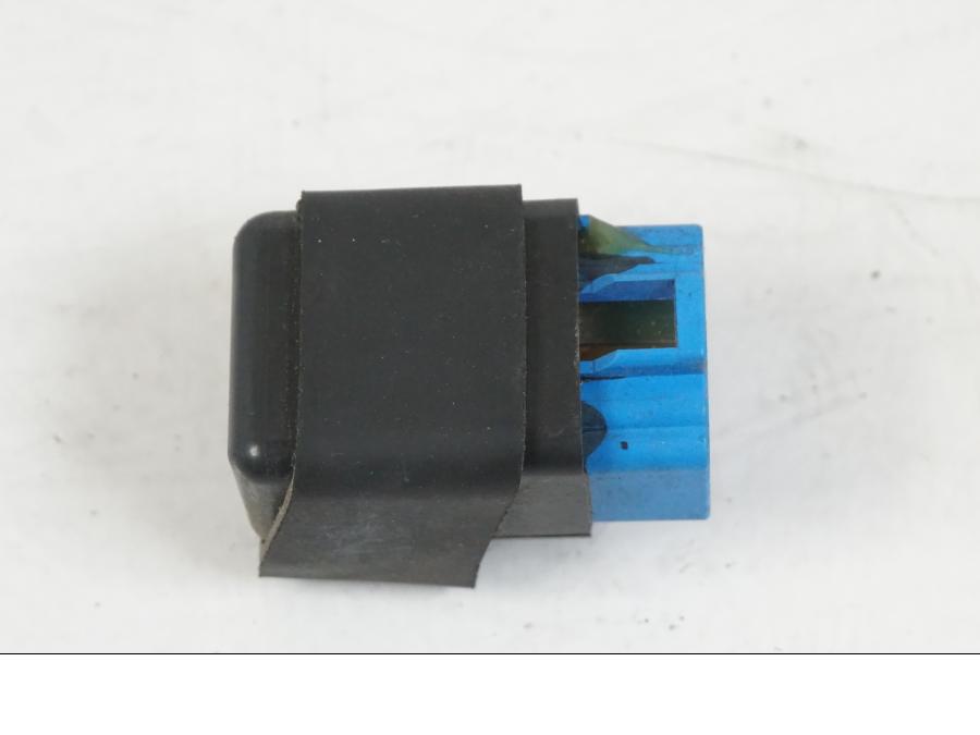 Vänster sida på Relä från en Suzuki VZR 1800 -2009 motorcykel.