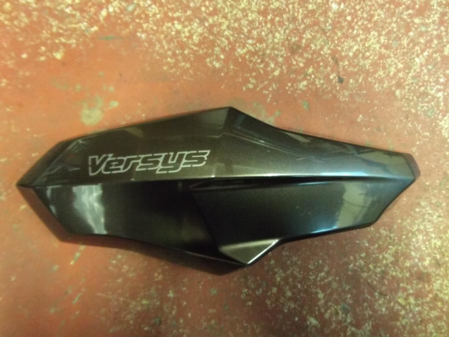 Framsidan på Sidkåpa från en Kawasaki Versys 1000 -2012 motorcykel.