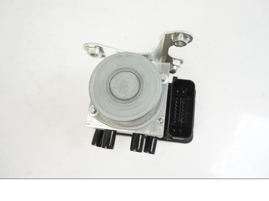 Snett uppifrån på ABS Modulator från en Yamaha MT-10 -2022 motorcykel.