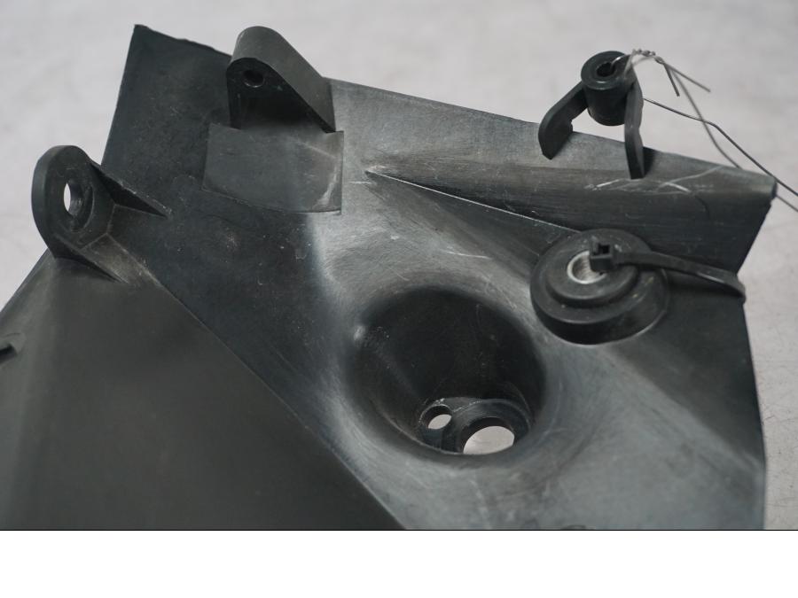 Snett uppifrån på Strålkastarfäste från en KTM 690 SM R -2009 motorcykel.