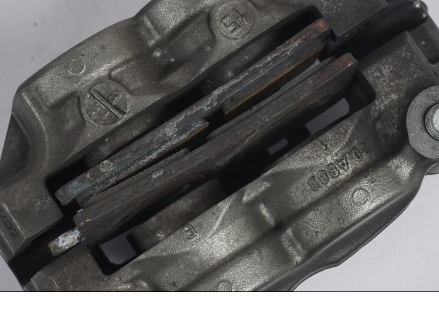 Snett nerifrån på Bromsok från en KTM 1290 Super Duke R -2015 motorcykel.