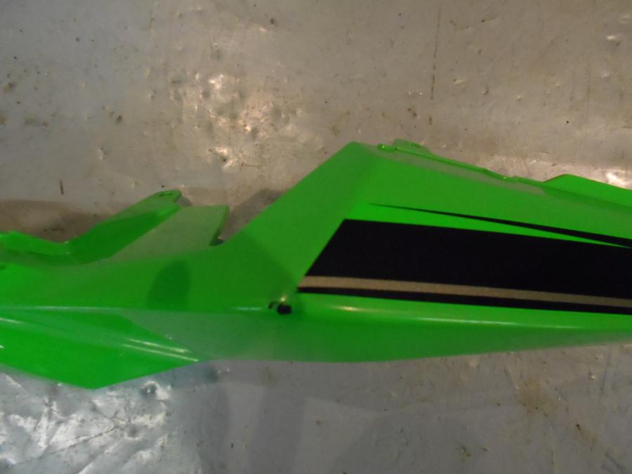 Vänster sida på Bakvinge från en Kawasaki Ninja 300 -2013 motorcykel.