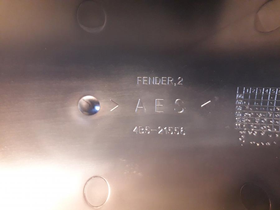 Vänster sida på Framskärm från en Yamaha T-MAX -2014 motorcykel.