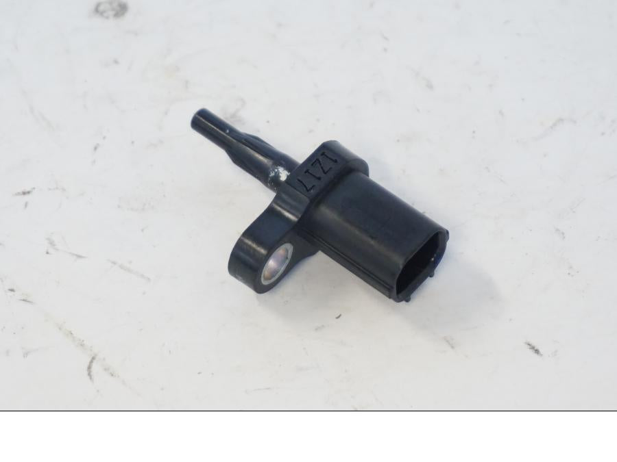 Baksidan på Luftburksensor från en Kawasaki ER-6N -2012 motorcykel.