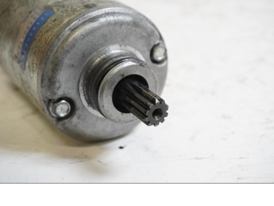 Baksidan på Startmotor från en Kawasaki ZX-9R -1999 motorcykel.