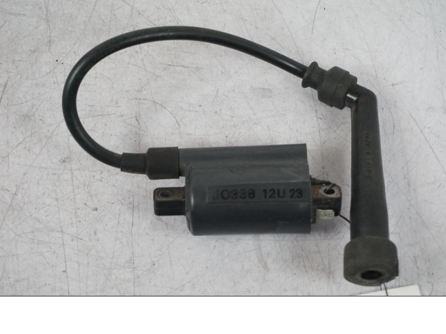 Snett uppifrån på Tändspole från en Suzuki VZ 800 -2000 motorcykel.