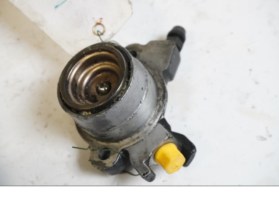 Baksidan pÄ Kopplingslavcylinder frÄn en Kawasaki ZX-9R -1996 motorcykel.