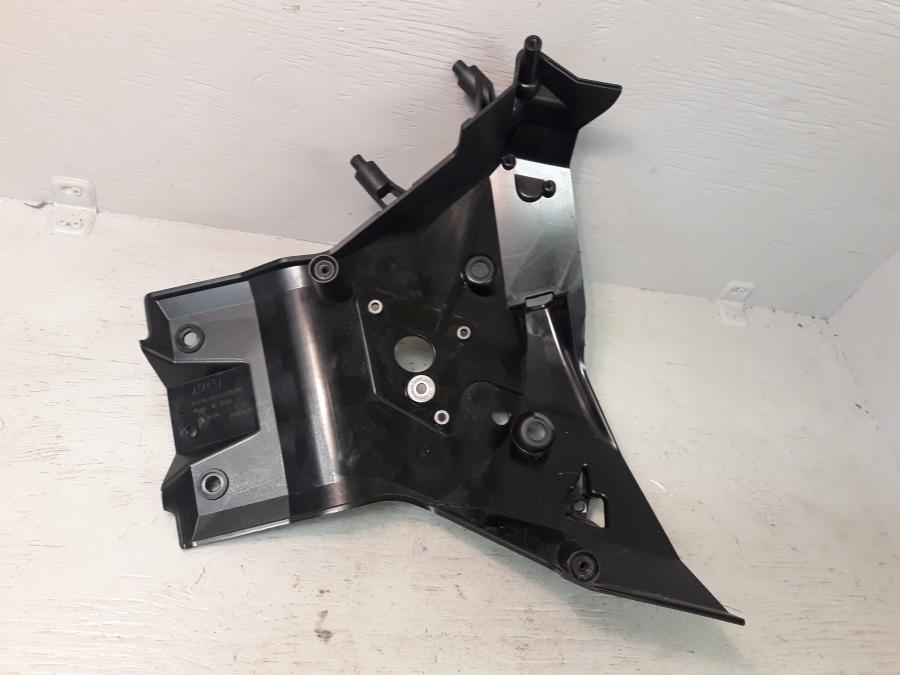 Baksidan pÄ StrÄlkastarfÀste frÄn en KTM 1190 Adventure -2014 motorcykel.