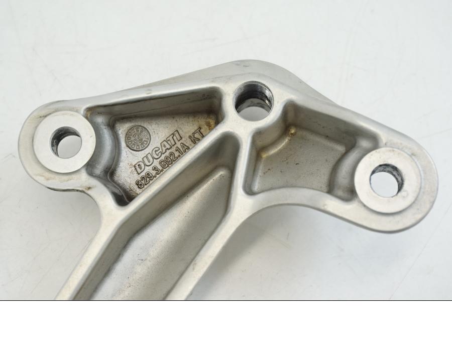 Snett uppifrån på Motorfäste från en Ducati Streetfighter V4 -2020 motorcykel.