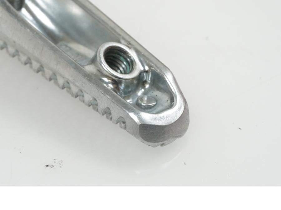 Snett uppifrån på Fotpinne från en Yamaha YZF-R7 -2022 motorcykel.