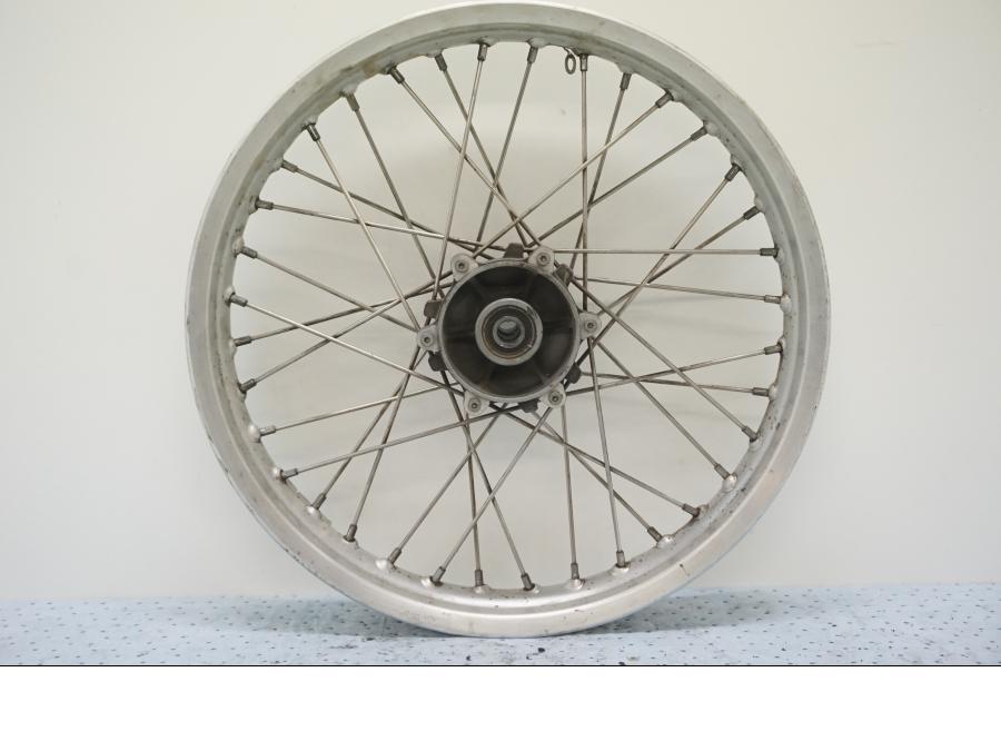 Baksidan på Fälg från en BMW F 650 ST -1999 motorcykel.