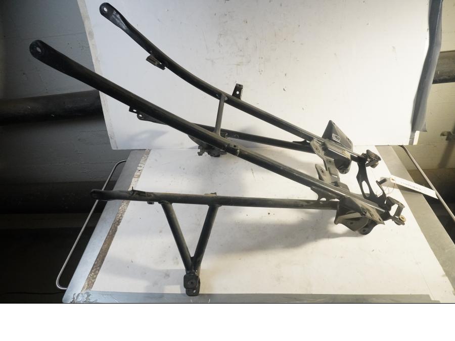 Vänster sida på Bakram från en BMW F 650 CS -2002 motorcykel.