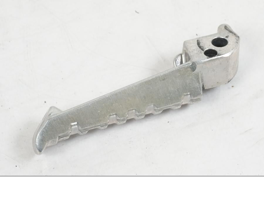 Snett nerifrån på Fotpinne från en Yamaha MT-07 -2019 motorcykel.