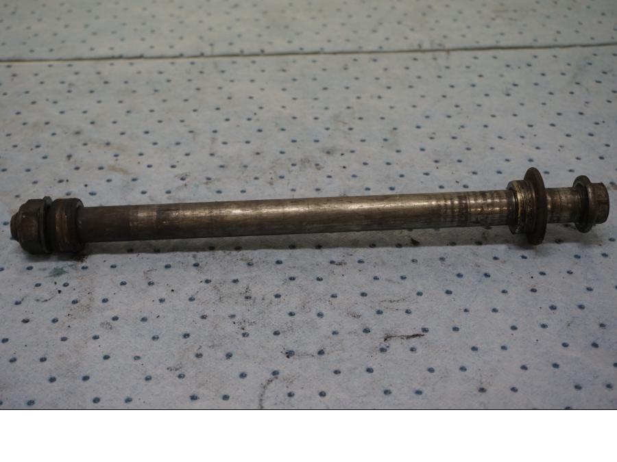 Framsidan på Axel från en Honda VTR 1000 F -1997 motorcykel.