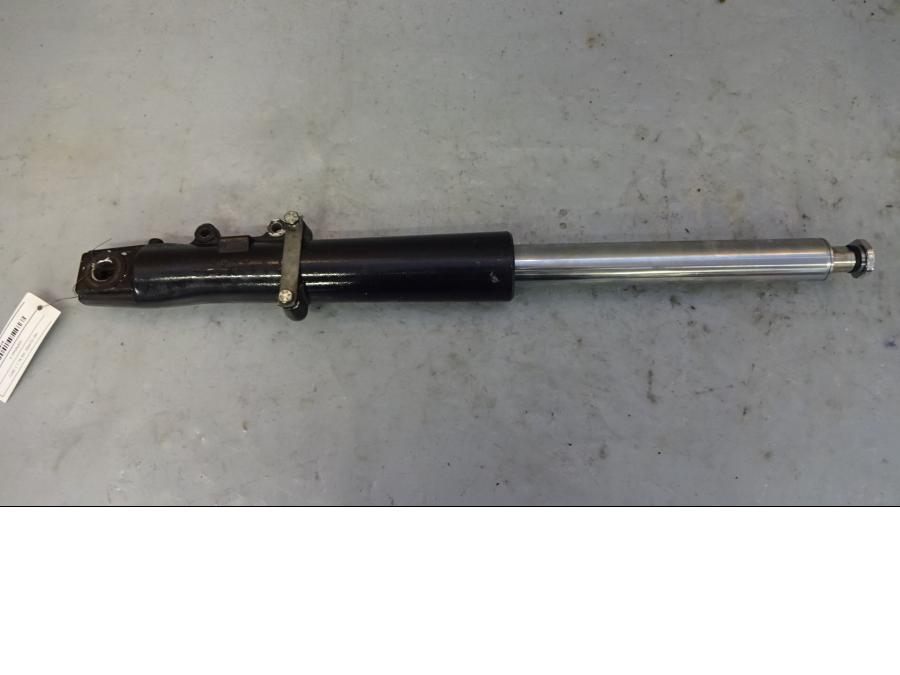 Baksidan på Gaffelben från en H-D Touring Road King Custom FLHRSI -2004 motorcykel.