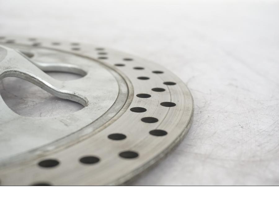 VÀnster sida pÄ Bromsskiva frÄn en Suzuki VZ 800 -2002 motorcykel.