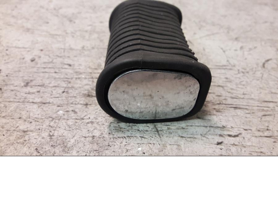 Höger sida på Fotpinne från en Suzuki LS 650 -2002 motorcykel.