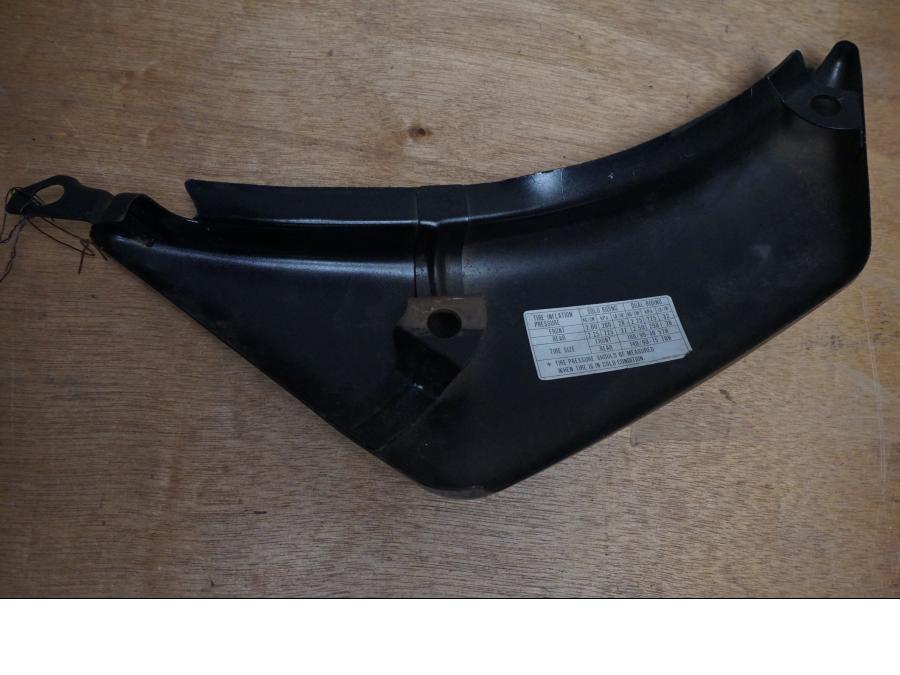 Baksidan på Sidopanel från en Suzuki VS 750 Intruder -1986 motorcykel.