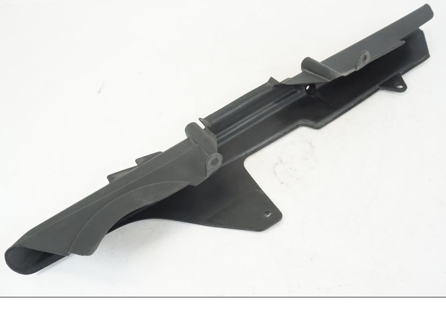 Snett nerifrån på Kedjeskydd från en Honda VFR 800 -2003 motorcykel.