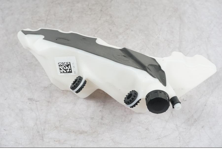 Vänster sida på Vattenexpansionskärl från en Ducati Multistrada V4 -2024 motorcykel.