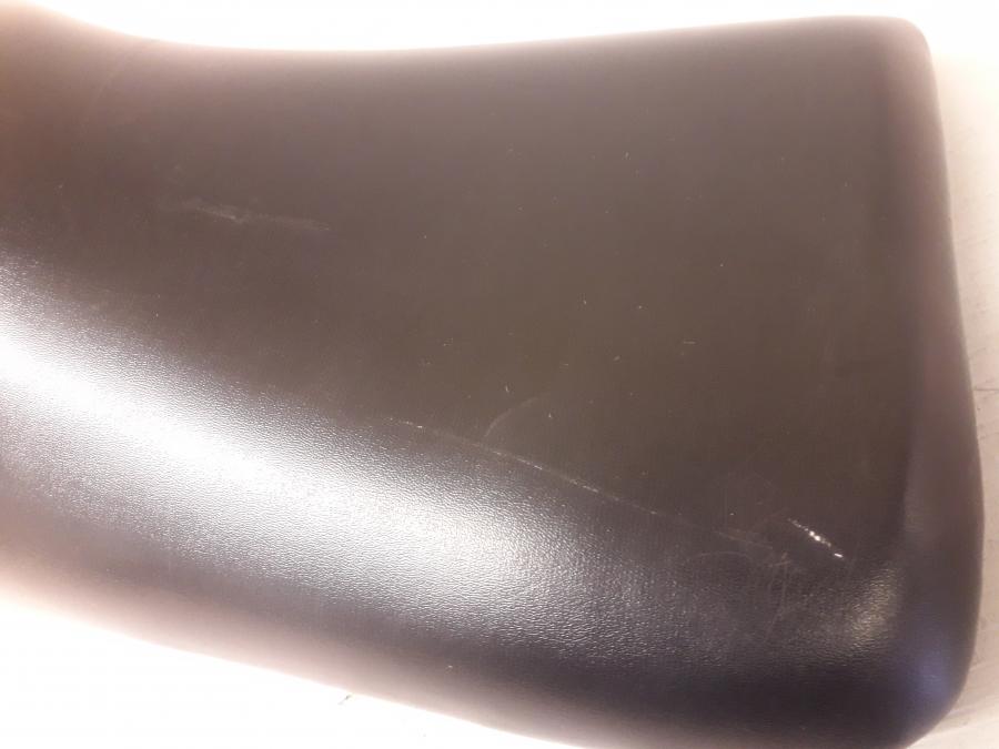 Snett nerifrån på Sadel från en Honda CBR 125 R -2008 motorcykel.