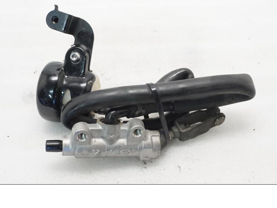 Baksidan på Bromshuvudcylinder från en Yamaha XVZ 13TD -1999 motorcykel.