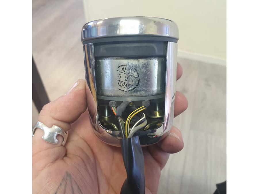 Vänster sida på Bensinmätare från en Suzuki GSF 1200 -2000 motorcykel.