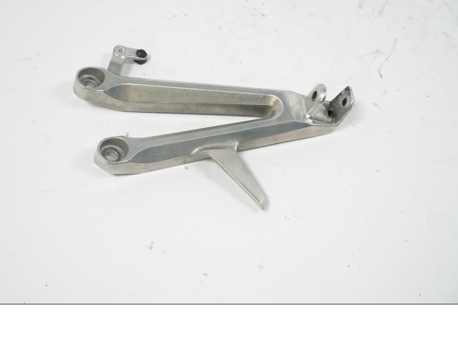 Vänster sida på Fotpinnefäste från en Honda CBR 1000 RR -2004 motorcykel.