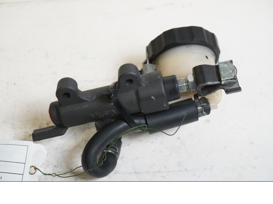 Baksidan pÄ Bromshuvudcylinder frÄn en Honda CB 1000 R -2009 motorcykel.