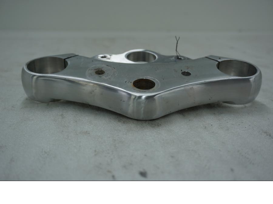 Snett uppifrån på Gaffelkrona från en Triumph Thunderbird 900 -2000 motorcykel.