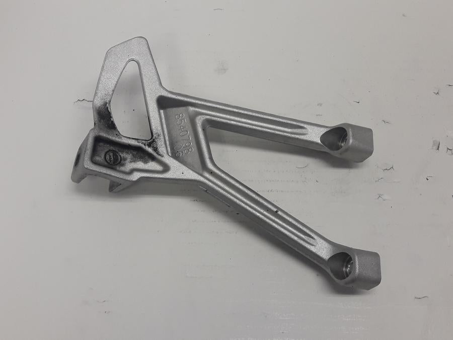 Baksidan på Fotpinnefäste från en BMW R 1250 RS -2020 motorcykel.