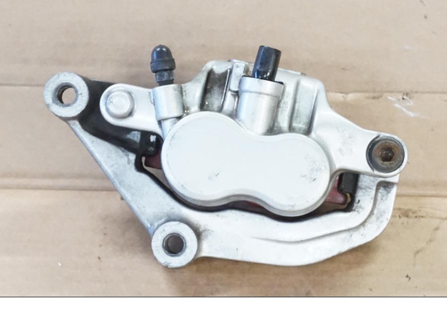 Framsidan på Bromsok från en Yamaha XVS 1100 -2000 motorcykel.