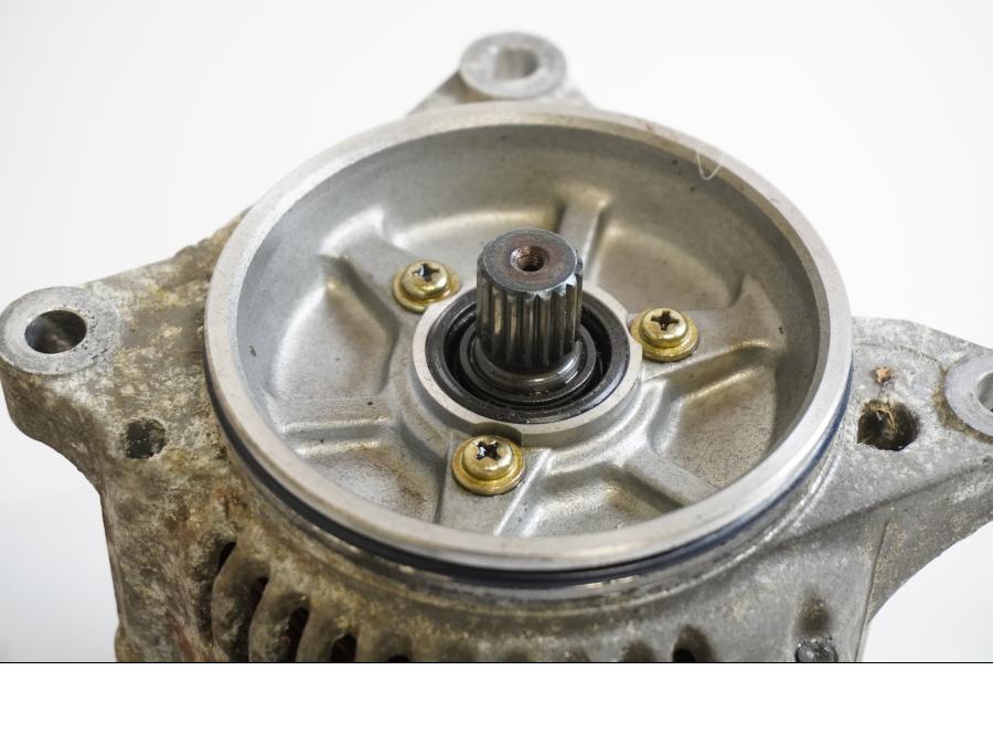 Baksidan på Generator från en Yamaha FZ 750 -1989 motorcykel.