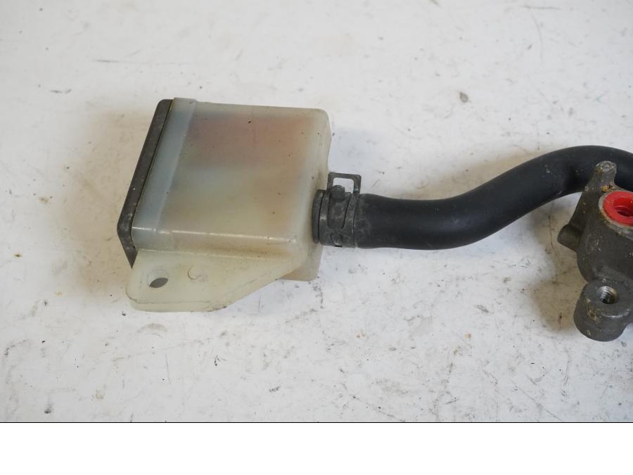 Höger sida på Bromshuvudcylinder från en Suzuki GSX-R 600 -1997 motorcykel.
