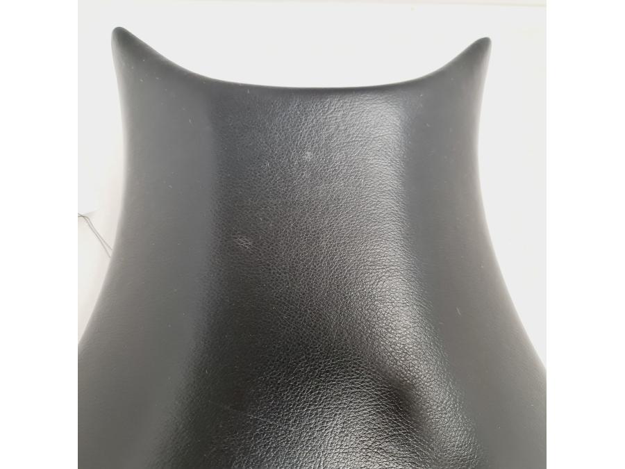 Snett uppifrån på Sadel från en Honda CBR 1000 RR -2010 motorcykel.