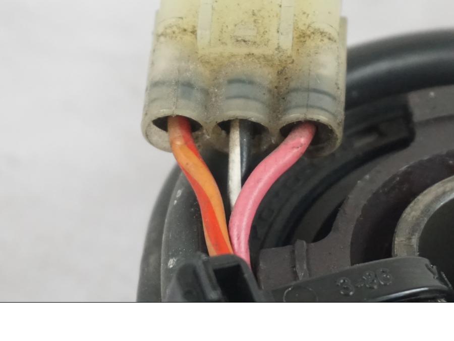 Snett uppifrån på Hastighetsdrivning från en Suzuki SV 650 -1999 motorcykel.