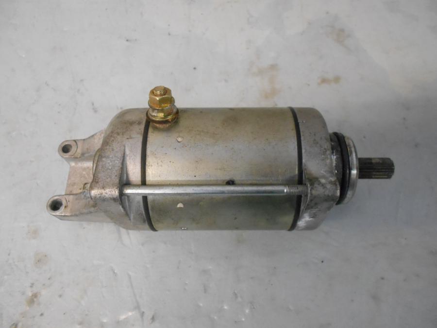 Framsidan på Startmotor från en Suzuki GSX 1400 -2003 motorcykel.