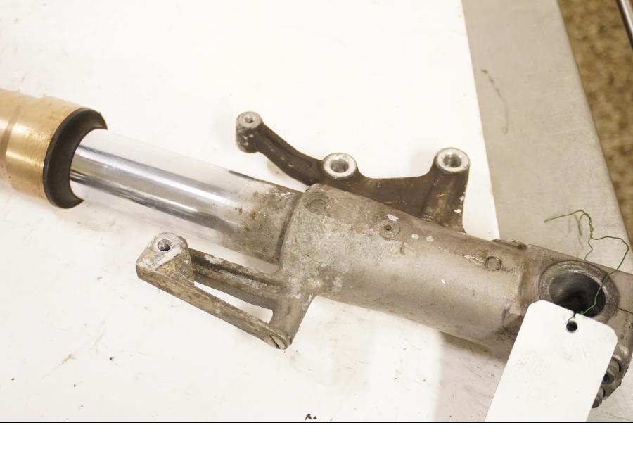 Vänster sida på Gaffelben från en Kawasaki ZXR 400 -1993 motorcykel.