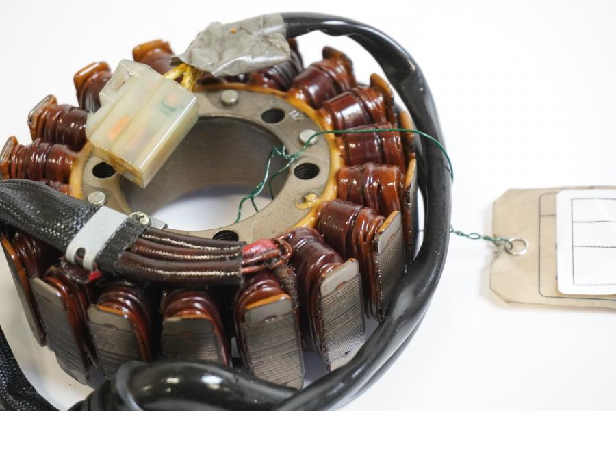 Baksidan på Generator från en Honda CBR 900 RR -1992 motorcykel.