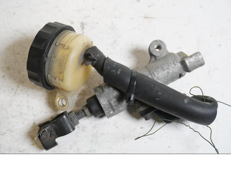 Baksidan på Bromshuvudcylinder från en Honda CBR 900 RR -2000 motorcykel.