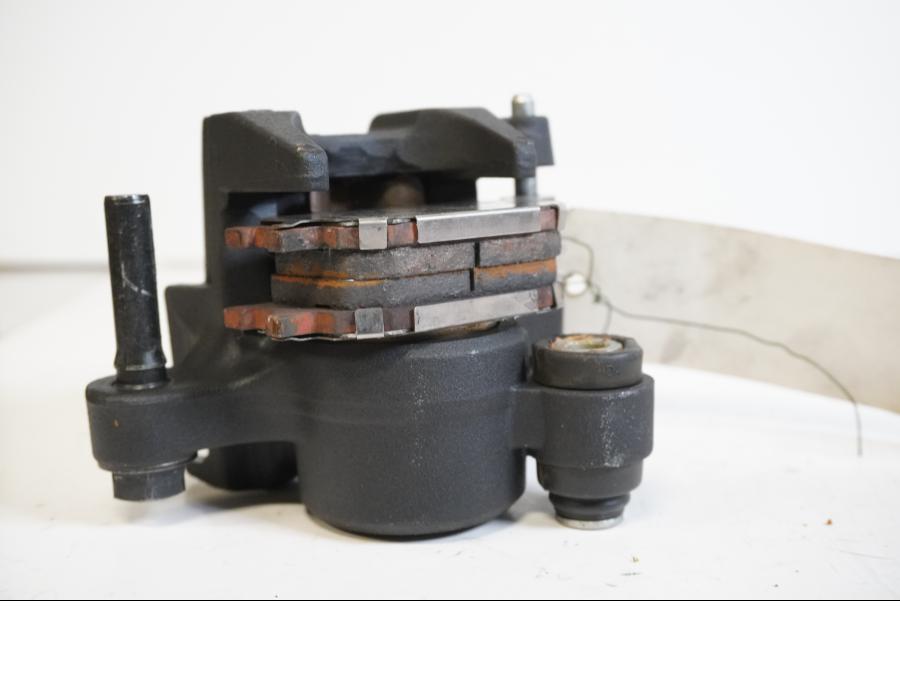 Höger sida på Bromsok från en Yamaha MT-07 -2014 motorcykel.