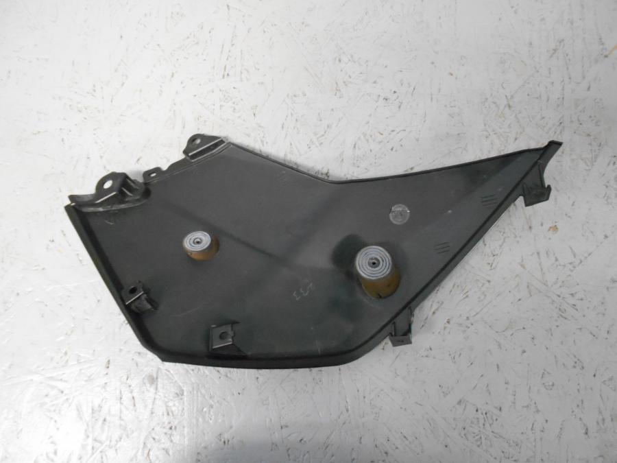 Höger sida på Bensintankskåpa från en KTM 125 Duke -2015 motorcykel.