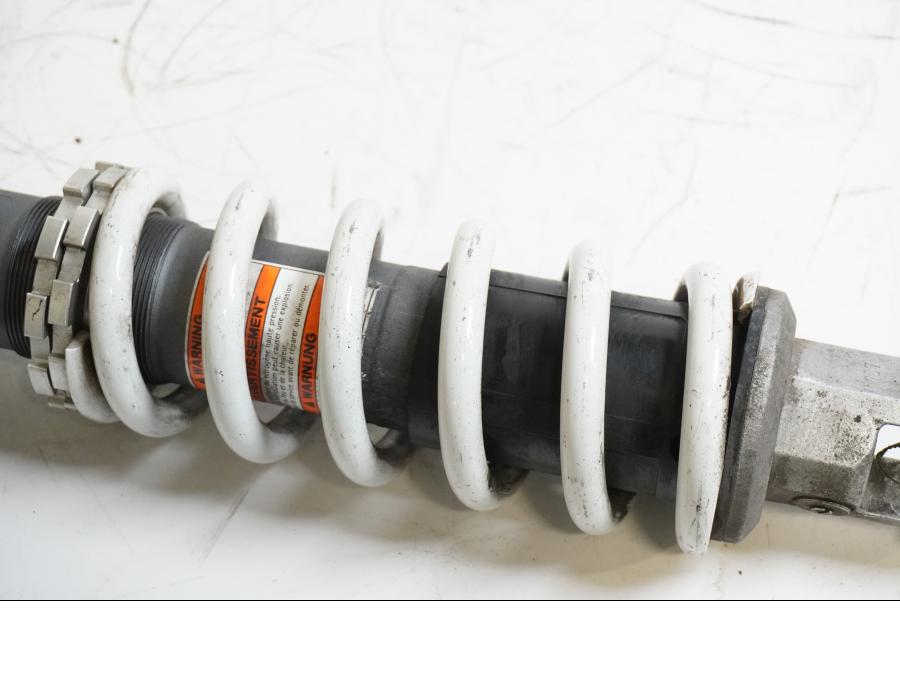 Snett uppifrån på Stötdämpare från en Suzuki GSX 1300 BK -2008 motorcykel.